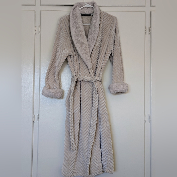 New W/Out Tags Robe Medium Long In Cream/Beige - Picture 1 of 9